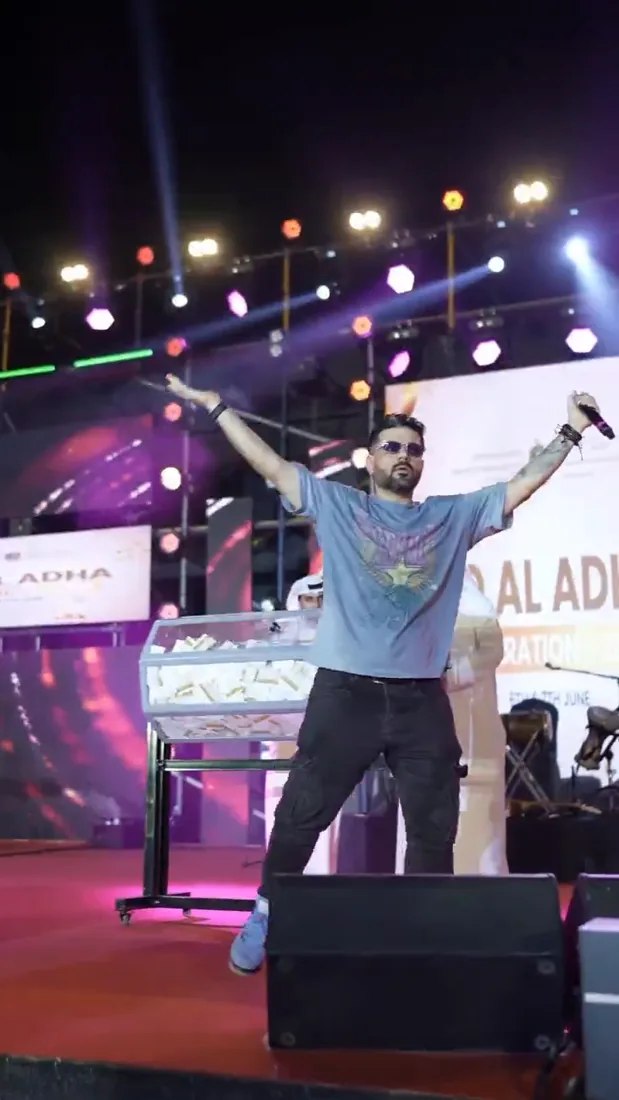 Outdoor stage & audience interaction, hosting video thumbnail